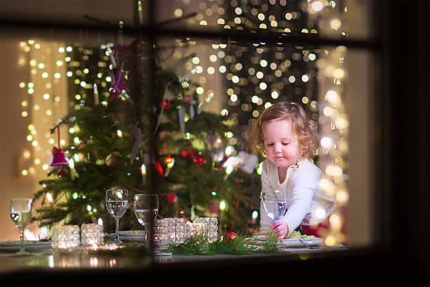 bambina a natale cena - christmas window santa claus lighting equipment foto e immagini stock