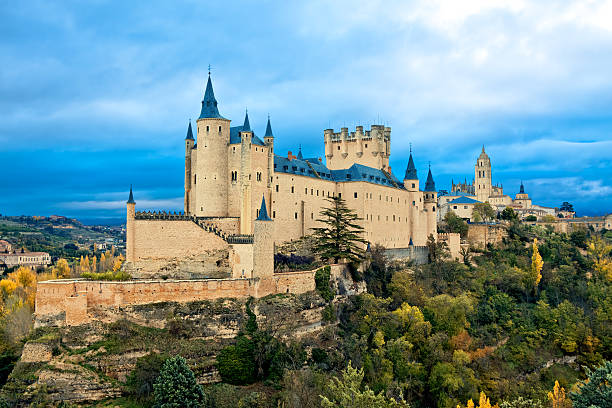 castelo de alcázar em segovia, espanha - alcazar palace imagens e fotografias de stock