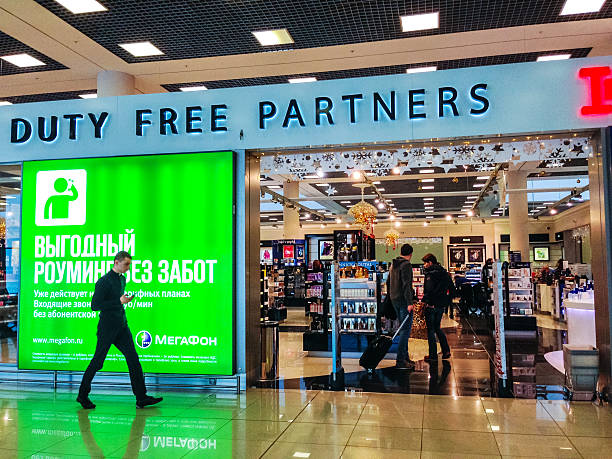 duty-free-parfüm store an den internationalen flughafen moskau - mobilestock editorial russia airport stock-fotos und bilder