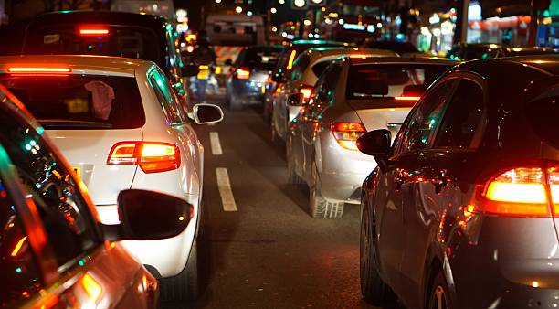 nacht-zeit-verkehr marmelade im zentrum von london - traffic jam traffic car commuter stock-fotos und bilder