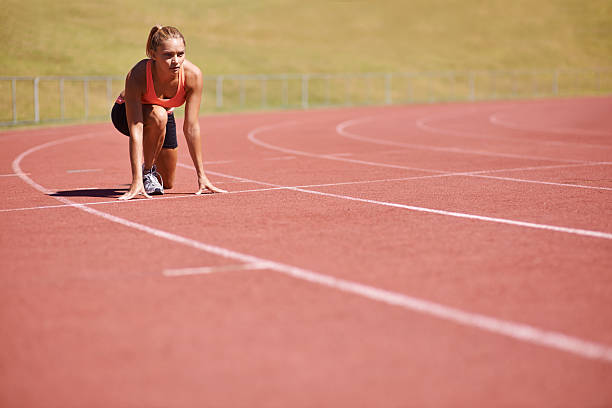 pronto per una corsa - rivalry starting block track and field athlete track and field foto e immagini stock