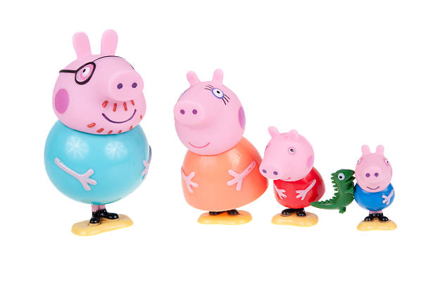 cerdo peppa familia estatuillas - peppa pig figurine toy fotografías e imágenes de stock