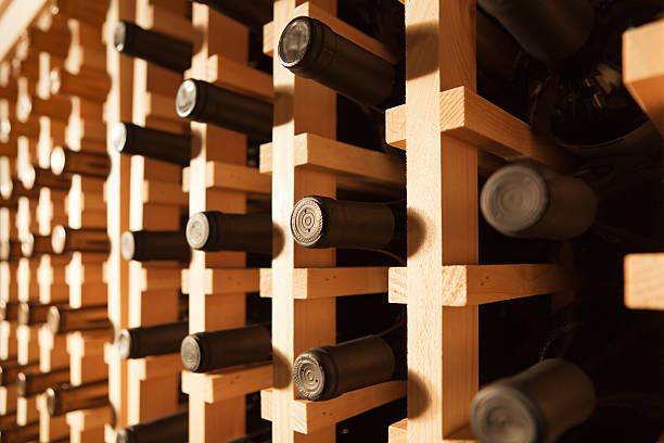 列のボトルで、充実したワインラック水平 - wine cellar liquor store wine rack ストックフォトと画像