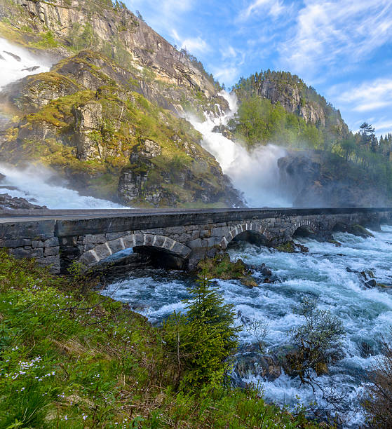 de latefossen na noruega - bridge norway odda falling imagens e fotografias de stock