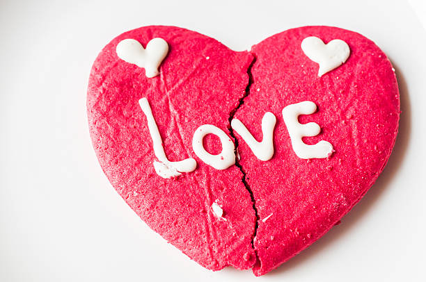 istock brocken heart cookie 509538934