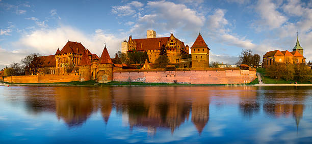 panorama of teutonic castle in malbork (marienburg) in pomerania (poland) - malbork stok fotoğraflar ve resimler