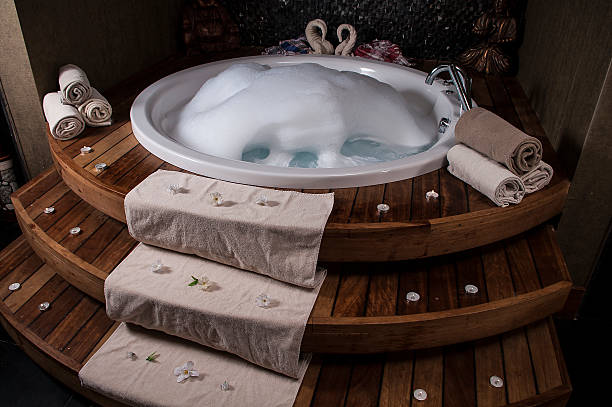 baignoire de spa et centre de remise en forme, jacuzzi - hidromassage inside of wet luxury photos et images de collection