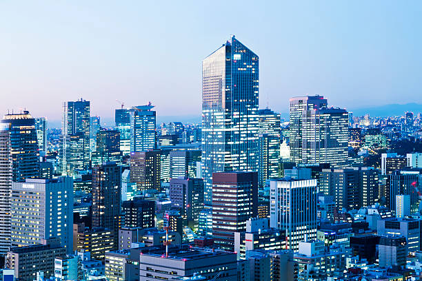 edifícios de escritórios modernos de tóquio ao anoitecer - tokyo prefecture city skyline night imagens e fotografias de stock