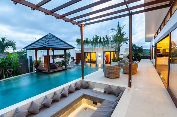 вилла тропический современный внешний вид - luxury vacations swimming pool lifestyles стоковые фото и изображения