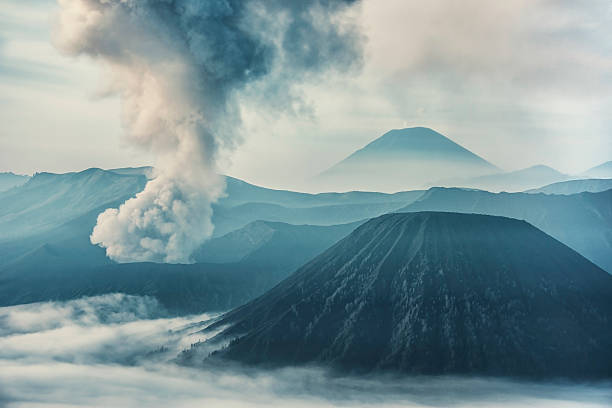 активность на гору бром - bromo crater стоковые фото и изображения