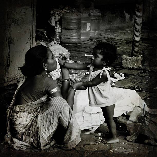 filha dando comida para sua mãe no street-sem-teto - india slum poverty family - fotografias e filmes do acervo