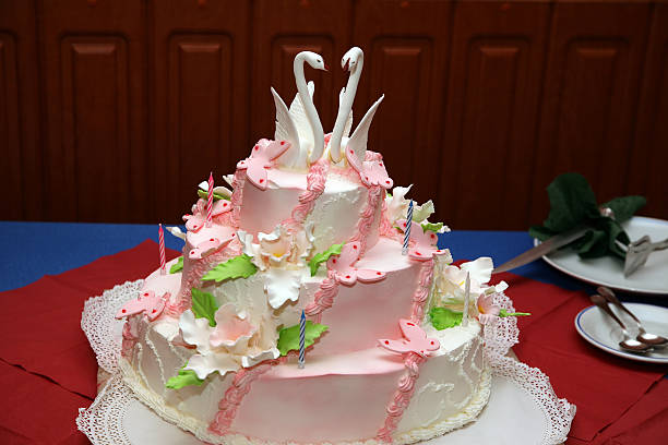 istock Wedding cake with decorative swans closeup 509557438