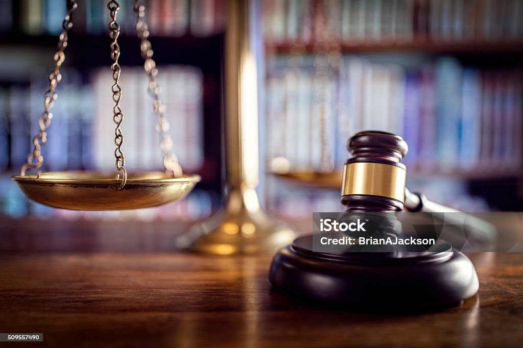 Martillo, balanza de la justicia y ley libros - Foto de stock de Mazo de juez libre de derechos