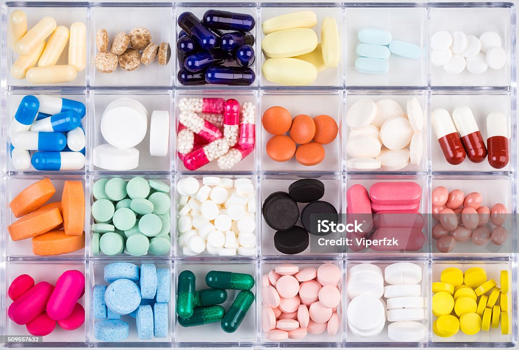 Verschiedene Tabletten, Kapseln in Behälter - Lizenzfrei Medikament Stock-Foto