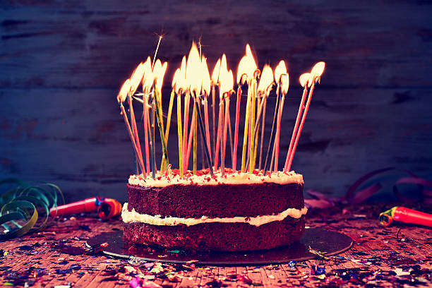 誕生日ケーキにあるキャンドルが照らす、フィルタ付き - cake birthday candle blowing ストックフォトと画像
