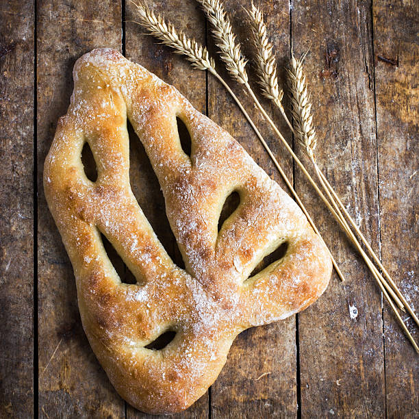 신선한 구은 fougasse, 전통 프랑스 빵, - focaccia bread 뉴스 사진 이미지