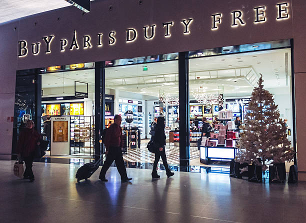 boże narodzenie dekoracje w paryżu, na lotnisku sklep - airport france mobilestock roissy zdjęcia i obrazy z banku zdjęć