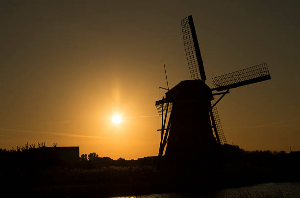 istock Siluet of dutch windmill (Kinderdijk) in sunset 509562577