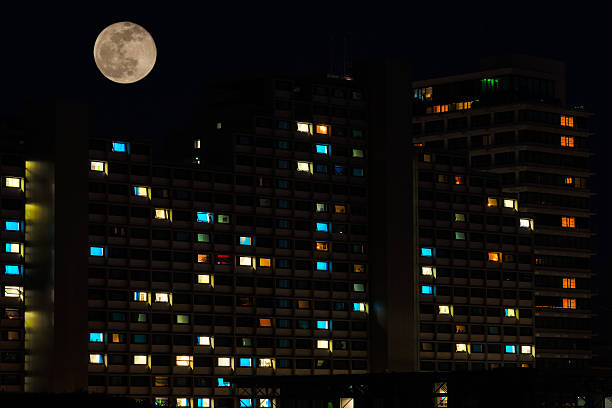 luna piena su finestre di casa residenziale colorato - skyscraper city life urban scene building exterior foto e immagini stock