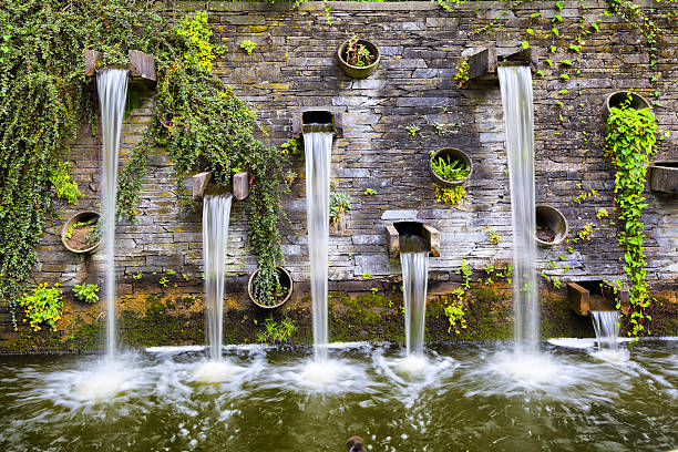 rocky parede com pequenas cascatas planten blomen no parque das nações unidas - japanese culture landscape landscaped ornamental garden imagens e fotografias de stock