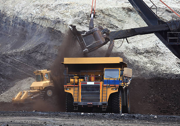 trasportare camion di essere caricati con minerali. - iron mining foto e immagini stock