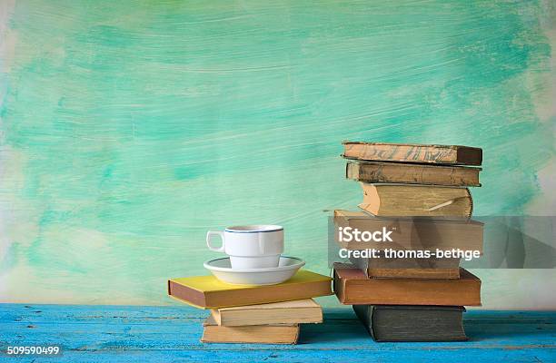 Pila De Libros Antiguos Foto de stock y más banco de imágenes de Aprender - Aprender, Escritorio, Estudiar