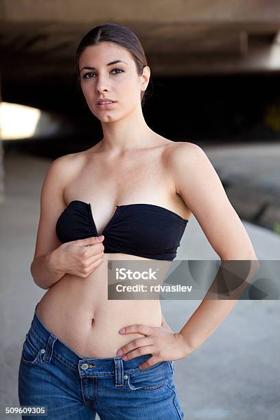 Hermosa Chica Con Vaqueros Delante De La Pared De Graffiti Foto de stock y más banco de imágenes de Ciudad