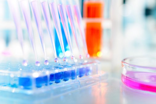 Multichannel pipette injecting liquid into a microtiter plate