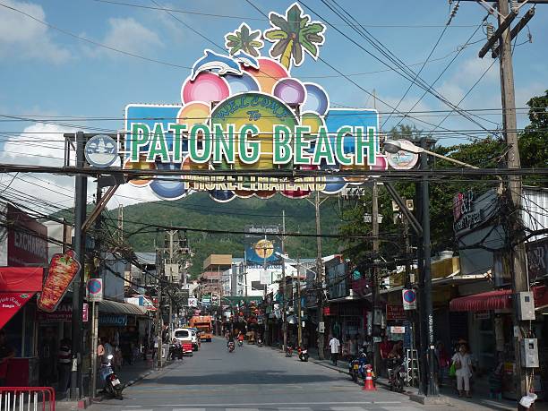 bangla road, patong-tailândia - soi bangla - fotografias e filmes do acervo