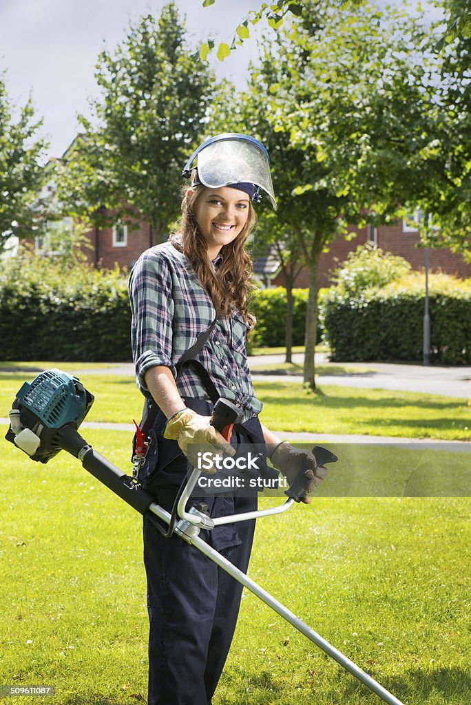 Mujer joven jardinero paisajista - Foto de stock de Empleo a tiempo parcial libre de derechos