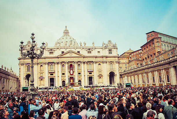 domingo de pascua-roma, italia - benedict xvi fotografías e imágenes de stock