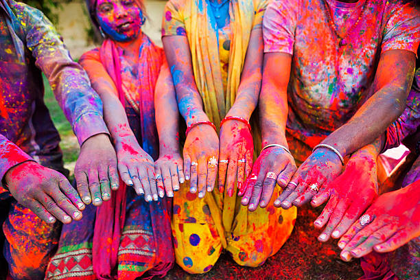 nahaufnahme der hände in farbstoff im holi festival - hinduism outdoors horizontal close up stock-fotos und bilder