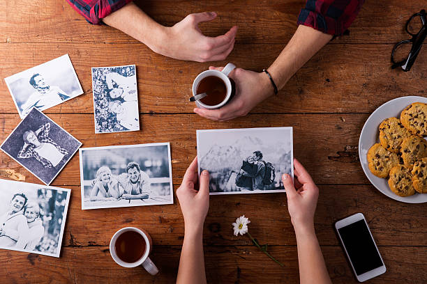 mans and womans hands. black-and-white photos. couple. tea, cook - kijken fotos stockfoto's en -beelden