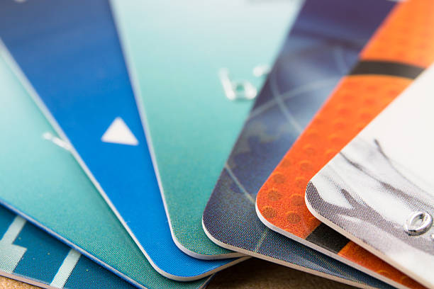 de cartes bancaires - credit card photography stack finance photos et images de collection