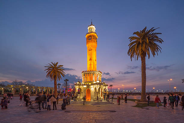 tour de l'horloge, vers konak carré, à izmir, turquie - izmir photos et images de collection