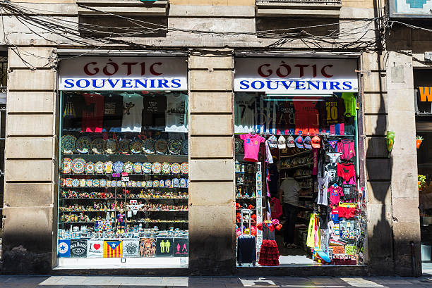 une boutique de souvenirs, barcelone, espagne - messy photos et images de collection