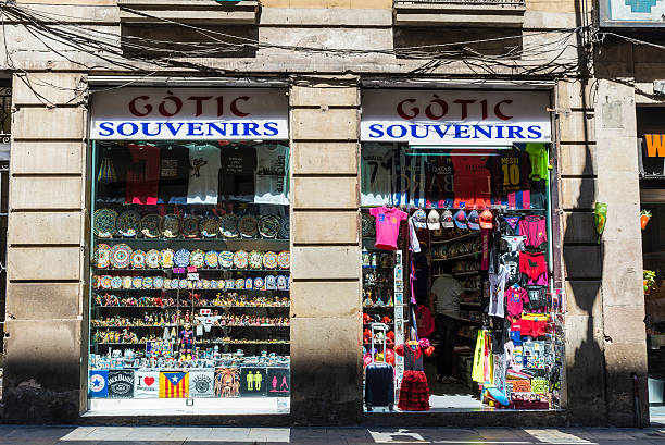 souvenir shop, barcelona, spain - 利安奴·美斯 個照片及圖片檔