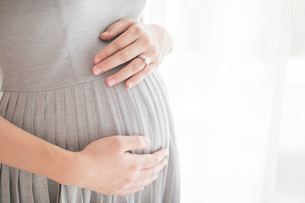 妊娠中の女性のクローズアップ写真 - 妊娠 ストックフォトと画像