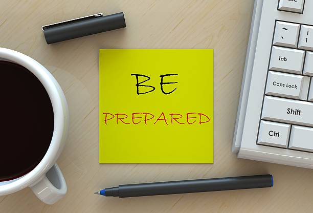 BE PREPARED, message on business note paper BE PREPARED, message on business note paper, computer and coffee on table emergency response workplace stock pictures, royalty-free photos & images