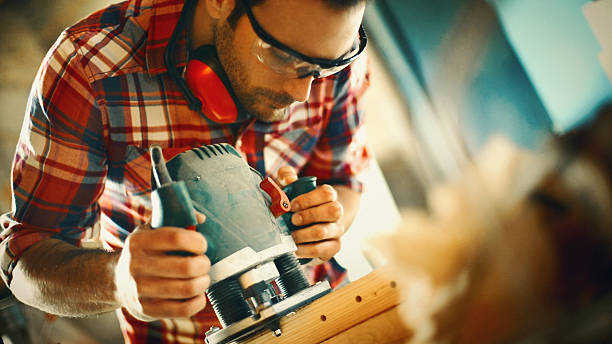 carpintaria oficina de rotina. - carpenter construction residential structure construction worker imagens e fotografias de stock