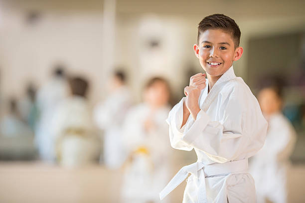 poco chico tomar karate - child karate little boys martial arts fotografías e imágenes de stock