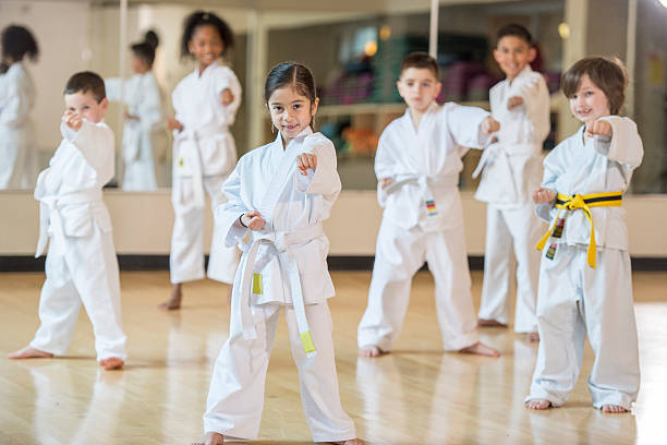 in piedi in formazione - karate foto e immagini stock