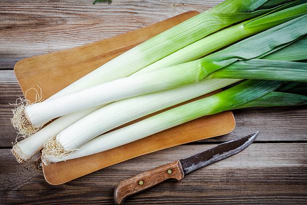 puerro orgánicas frescas de la materia prima - puerro fotografías e imágenes de stock