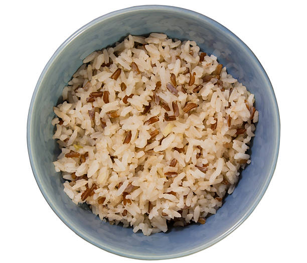 jasmin-reis und brauner reis in einer schüssel auf einem weißen hintergrund. - brown rice cooked rice steamed stock-fotos und bilder