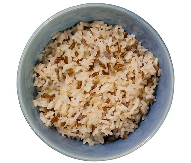 arroz de jasmín con arroz integral en un plato sobre un fondo blanco. - brown rice cooked rice steamed fotografías e imágenes de stock