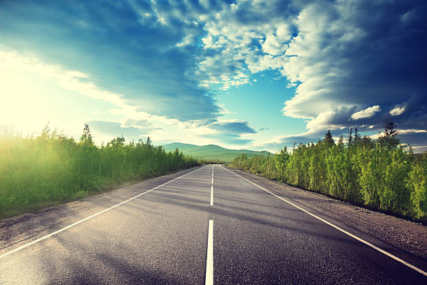 estrada de montanhas - horizon over land summer spring season imagens e fotografias de stock