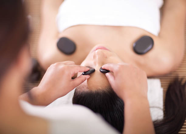아름다운 여자 편안한 스파 센터 - massage therapist stone spa treatment working 뉴스 사진 이미지