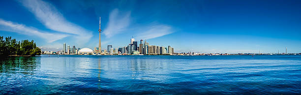 panorama do horizonte de toronto à beira-mar, ontário, canadá - toronto waterfront commercial dock canada - fotografias e filmes do acervo