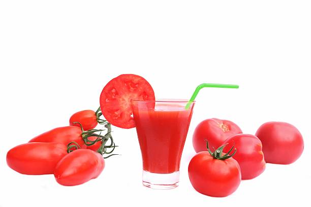 sok pomidorowy, w szkło i dojrzałe pomidory - green smoothie single object cold drink isolated on green zdjęcia i obrazy z banku zdjęć