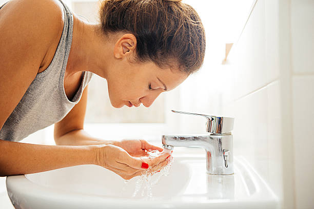 若い女性が明るく朝の衛生のバスルーム - human face water washing women ストックフォトと画像